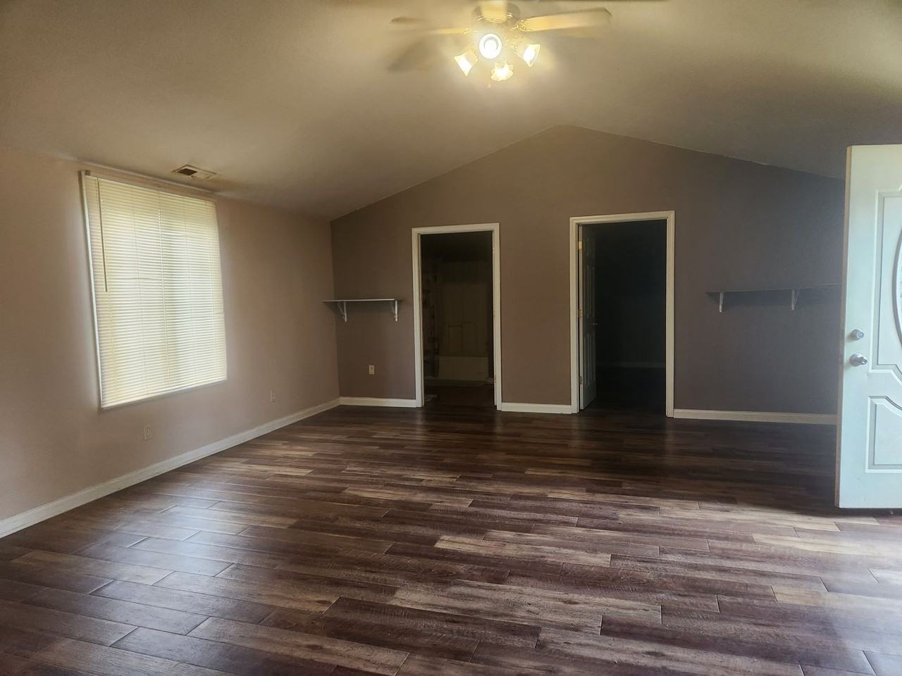 1712 Phillip St - Photo 2 of 10