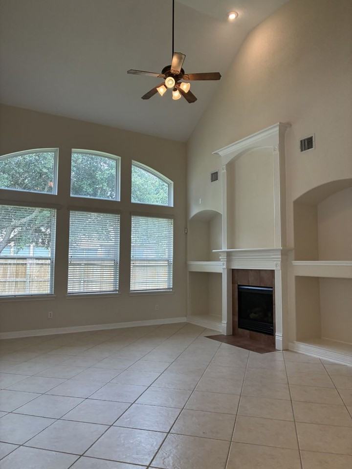 14207 Parable Ln - Photo 5 of 33