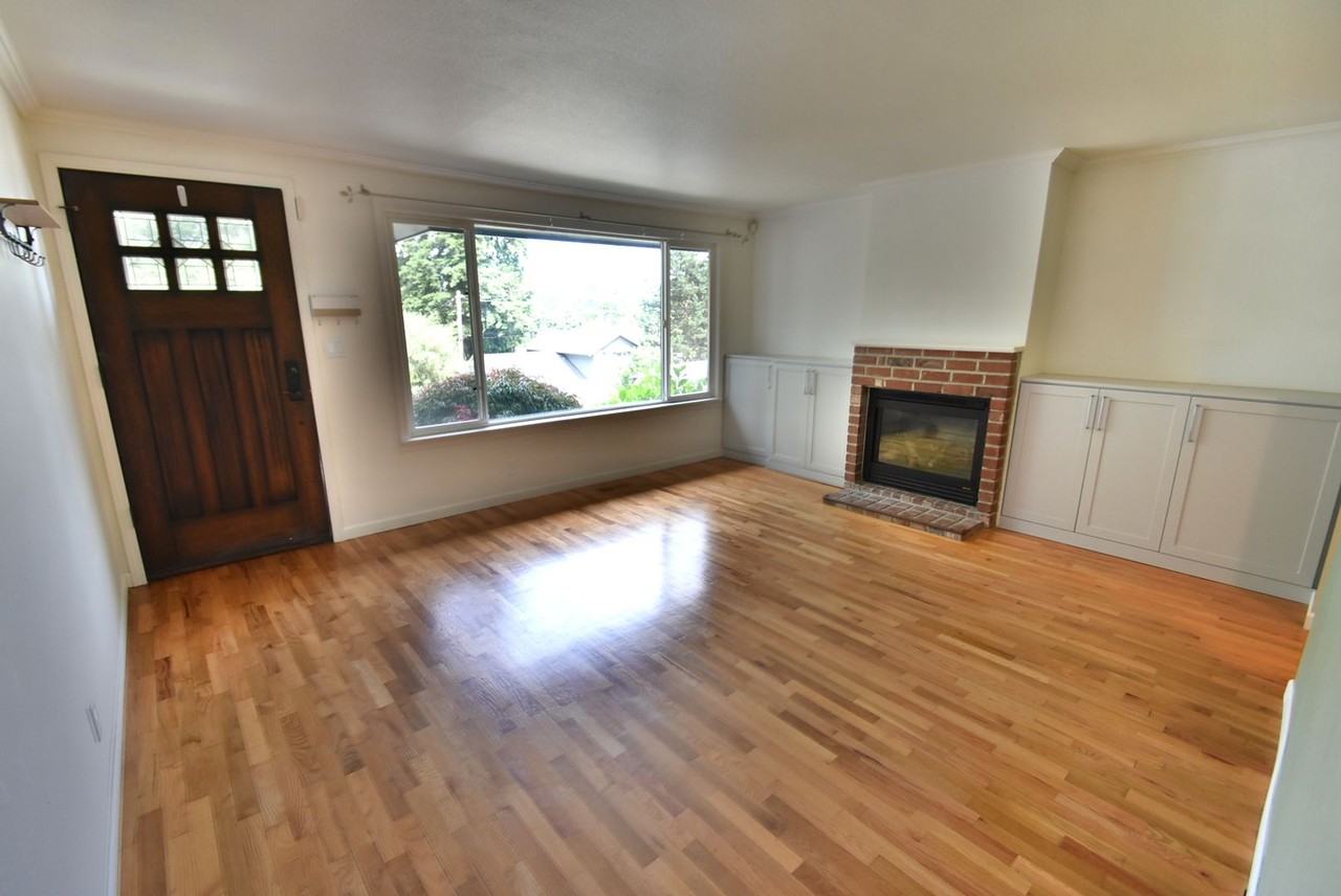 18053 25th Ave Ne - Photo 2 of 17