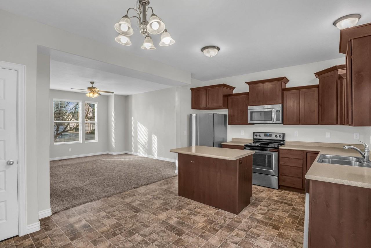 826 W 1600 S - Photo 4 of 35
