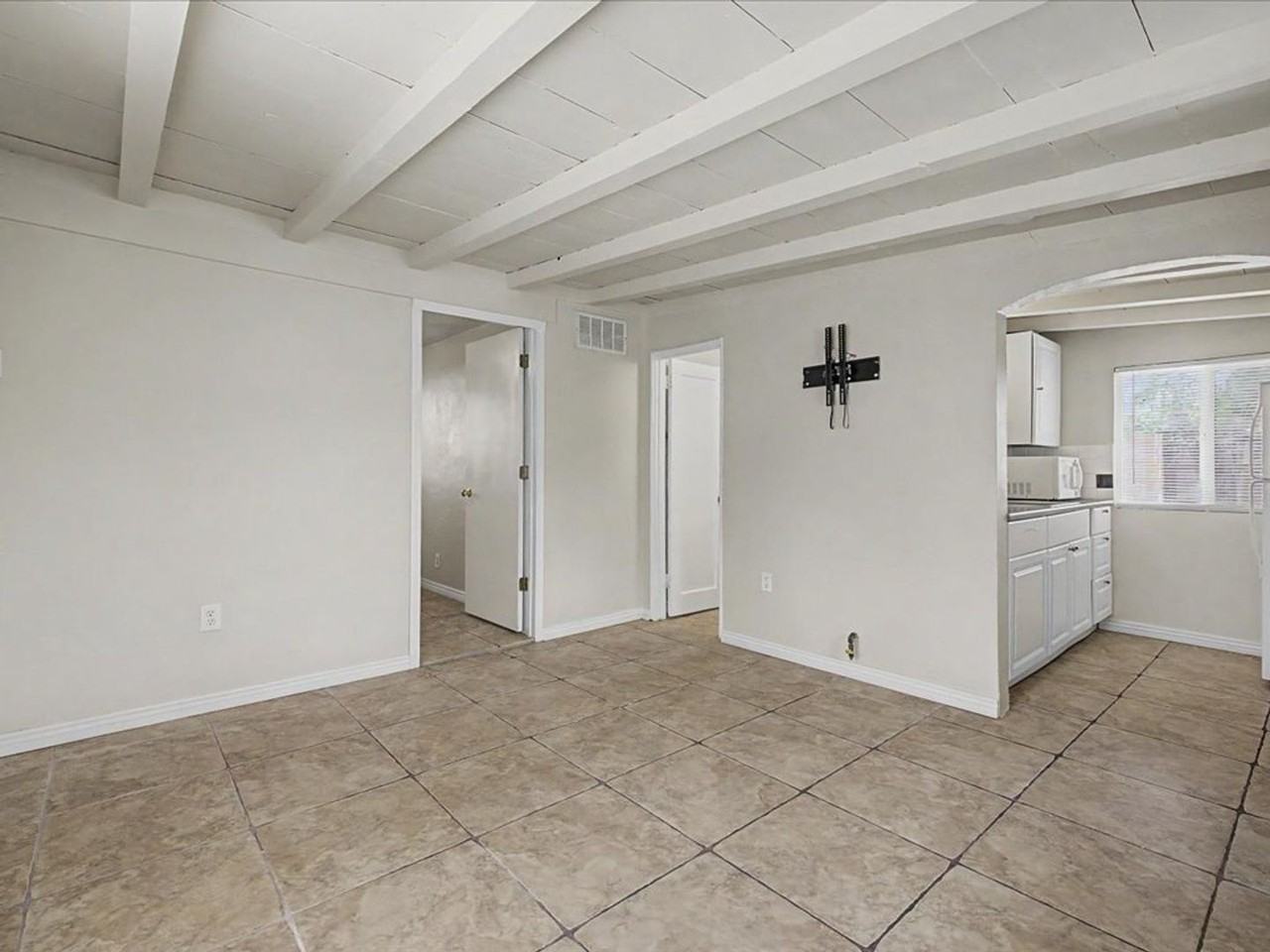 2120 E Silver St #B - Photo 5 of 22