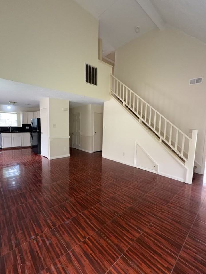 1527 Lazy Spring Dr - Photo 4 of 16