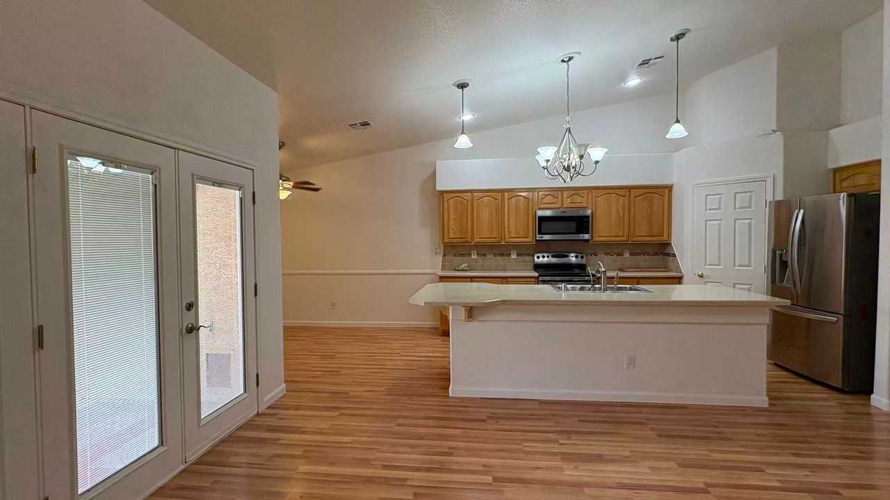551 Duran St - Photo 7 of 25