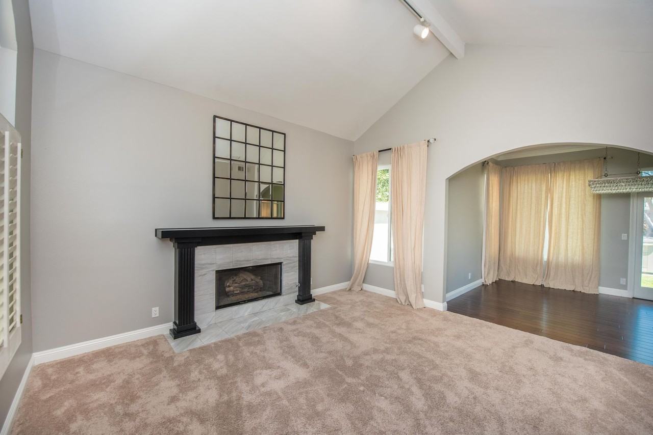 2406 La Mesa Ct - Photo 4 of 50