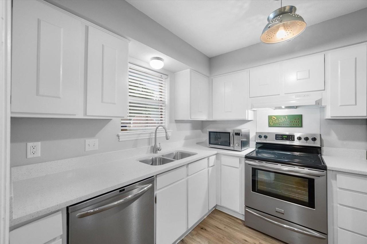 1095 Roaring Springs Rd - Photo 2 of 15