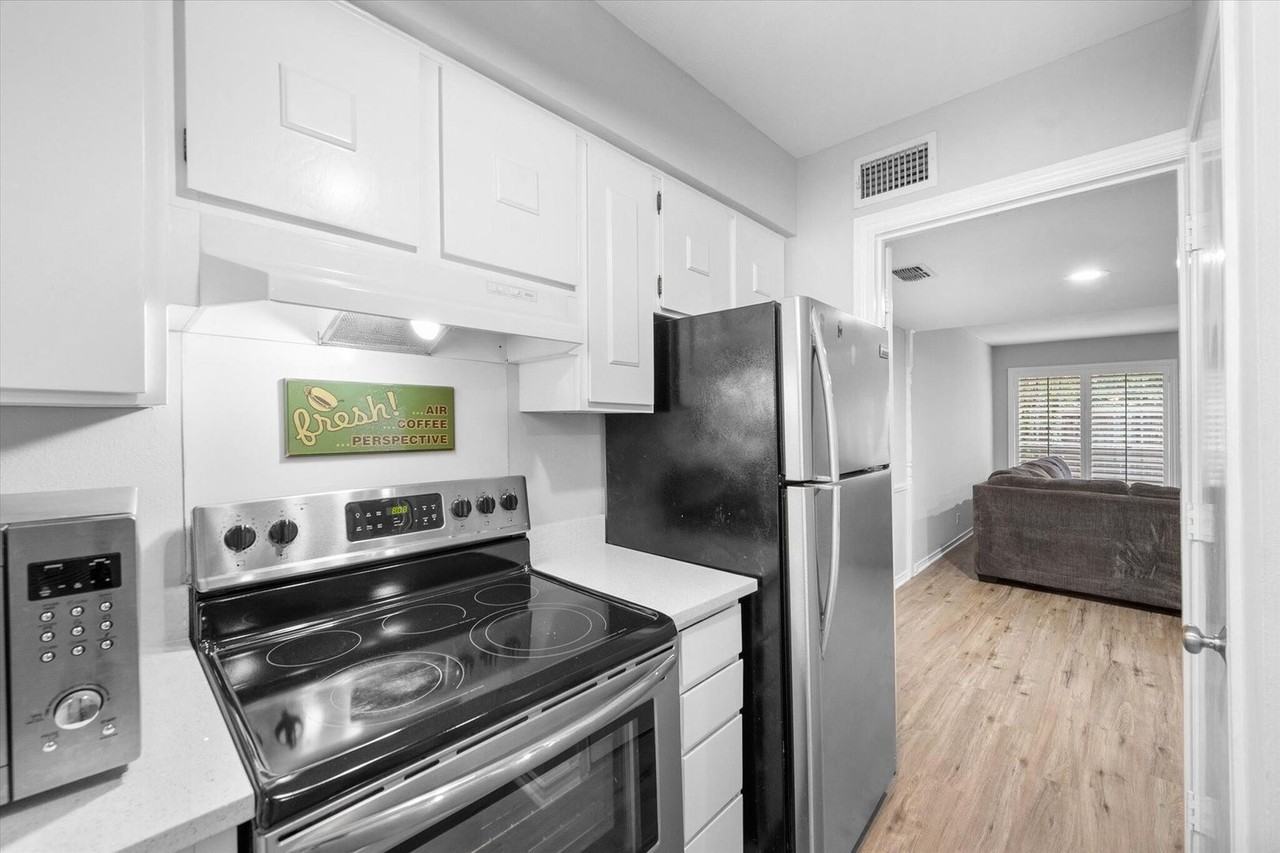 1095 Roaring Springs Rd - Photo 4 of 15
