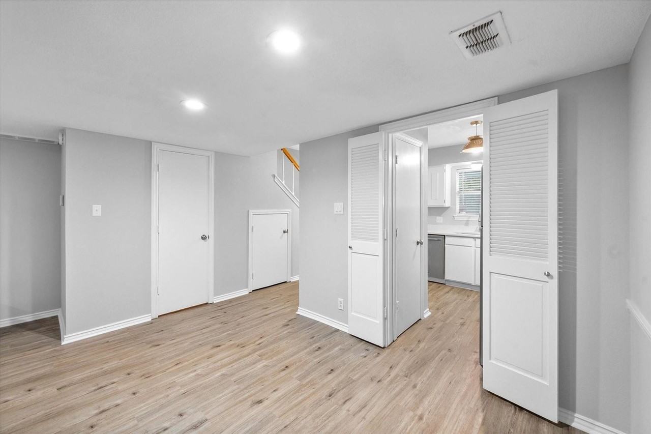 1095 Roaring Springs Rd - Photo 7 of 15