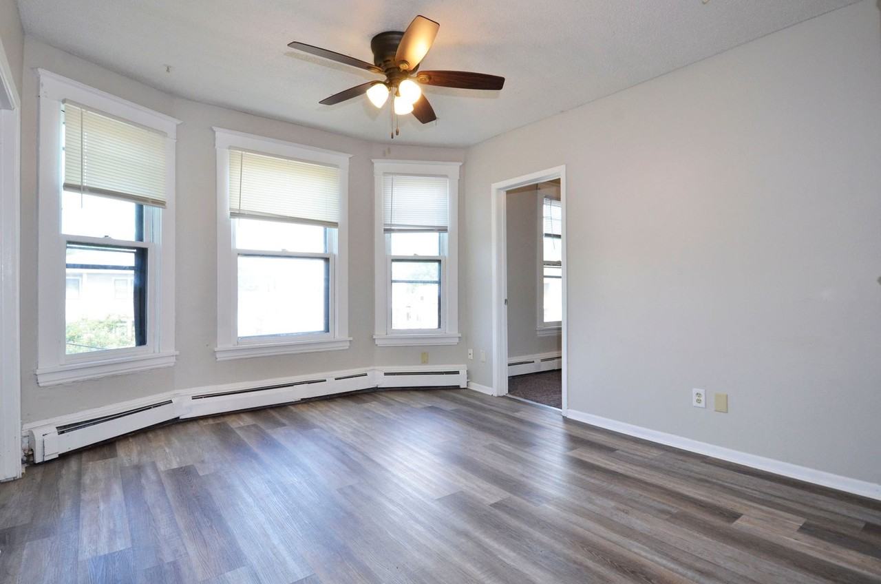 61 Delos St W #3 - Photo 4 of 20