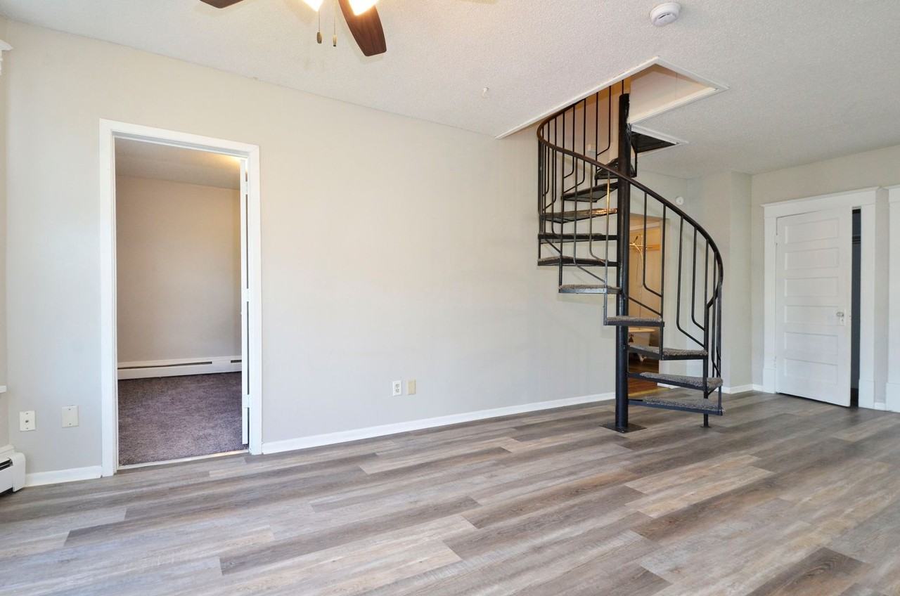61 Delos St W #3 - Photo 5 of 20