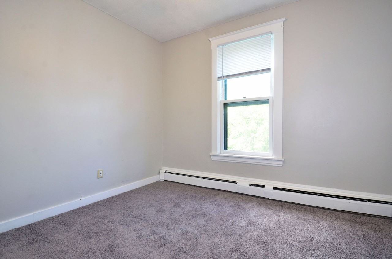 61 Delos St W #3 - Photo 7 of 20