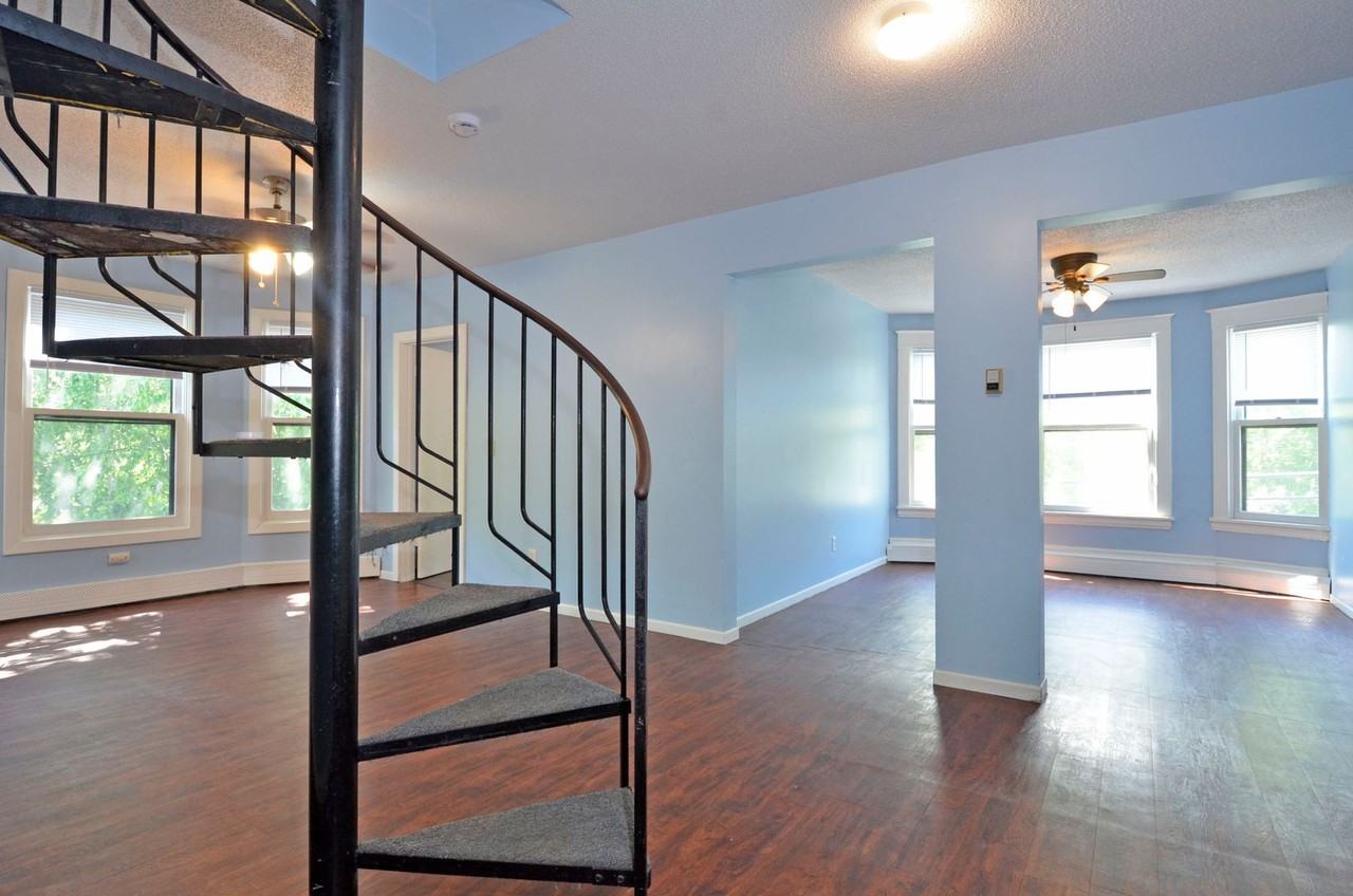 61 Delos St W #4 - Photo 5 of 15