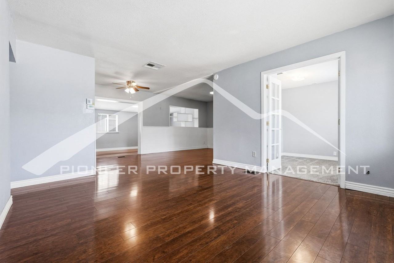 2733 S Glencoe St - Photo 3 of 21