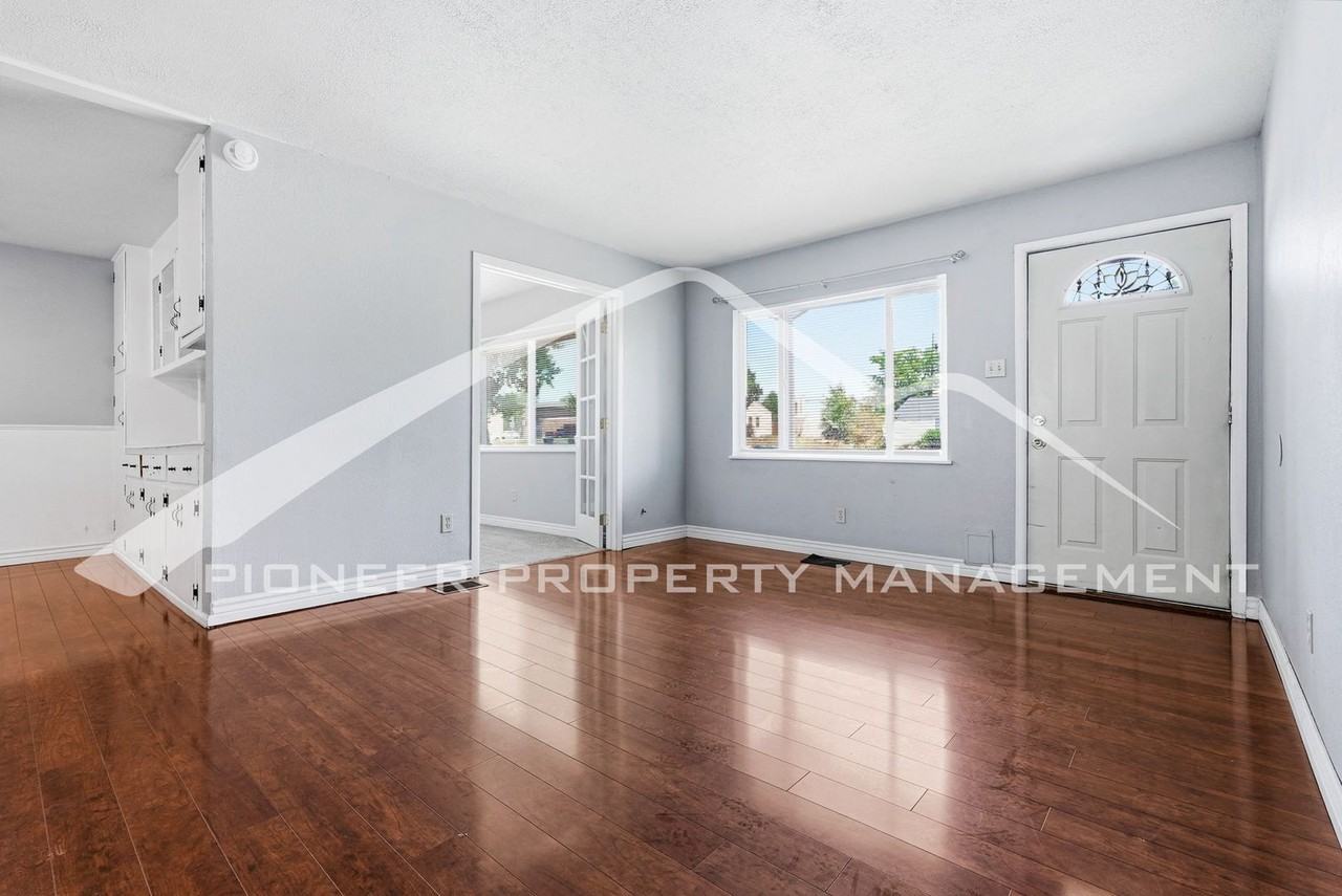 2733 S Glencoe St - Photo 4 of 21