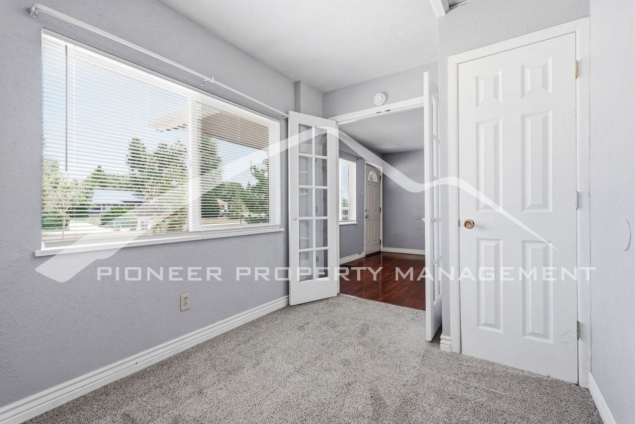 2733 S Glencoe St - Photo 5 of 21