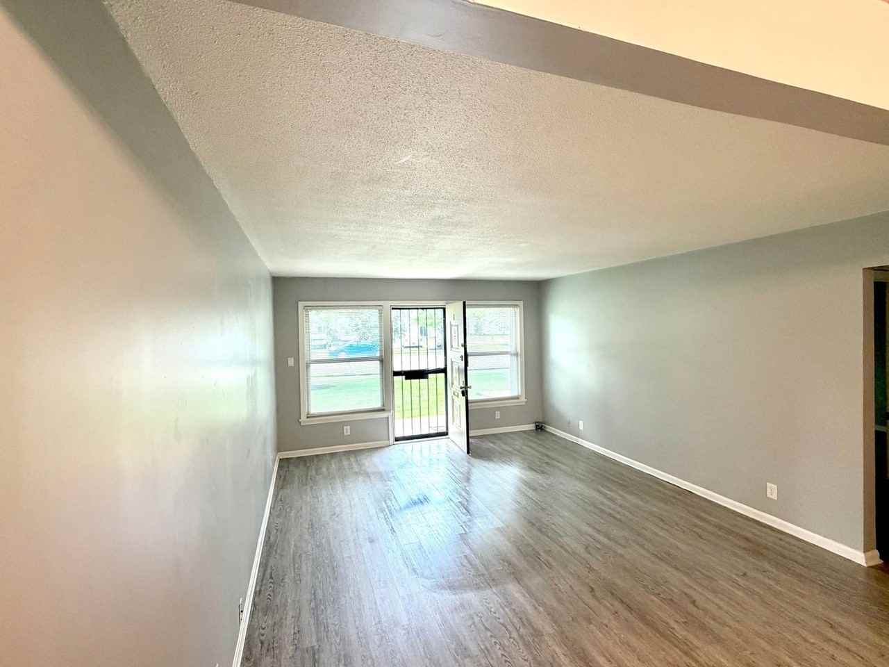 1827 Bashford Manor Ln - Photo 5 of 16
