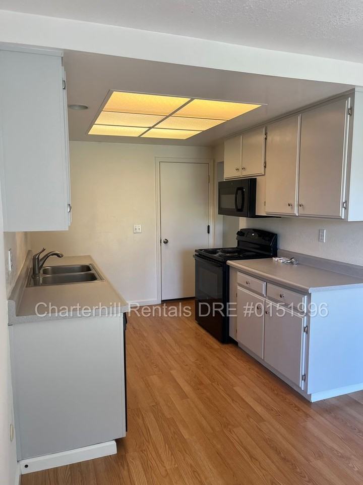 418 Pheasant Ln - Photo 5 of 12
