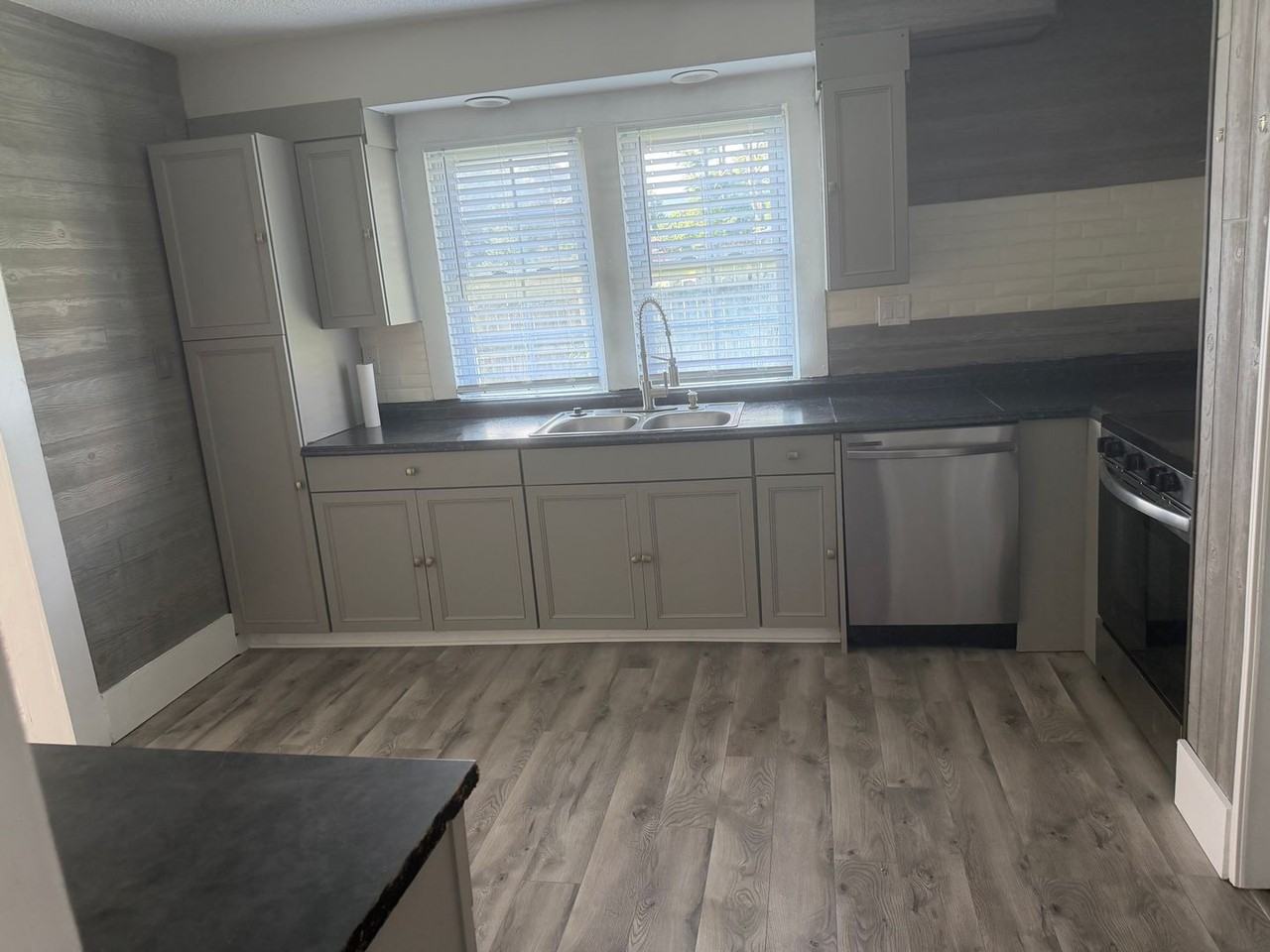 103 Harrison St - Photo 3 of 10