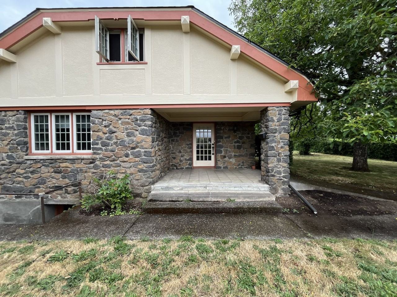 2430 Se Park Ave - Photo 2 of 50