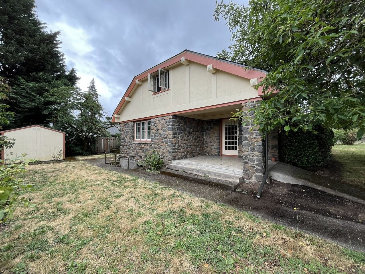 2430 Se Park Ave - Photo 4 of 50