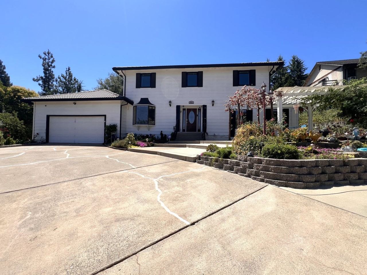 912 Yosemite Ln - Photo 3 of 44