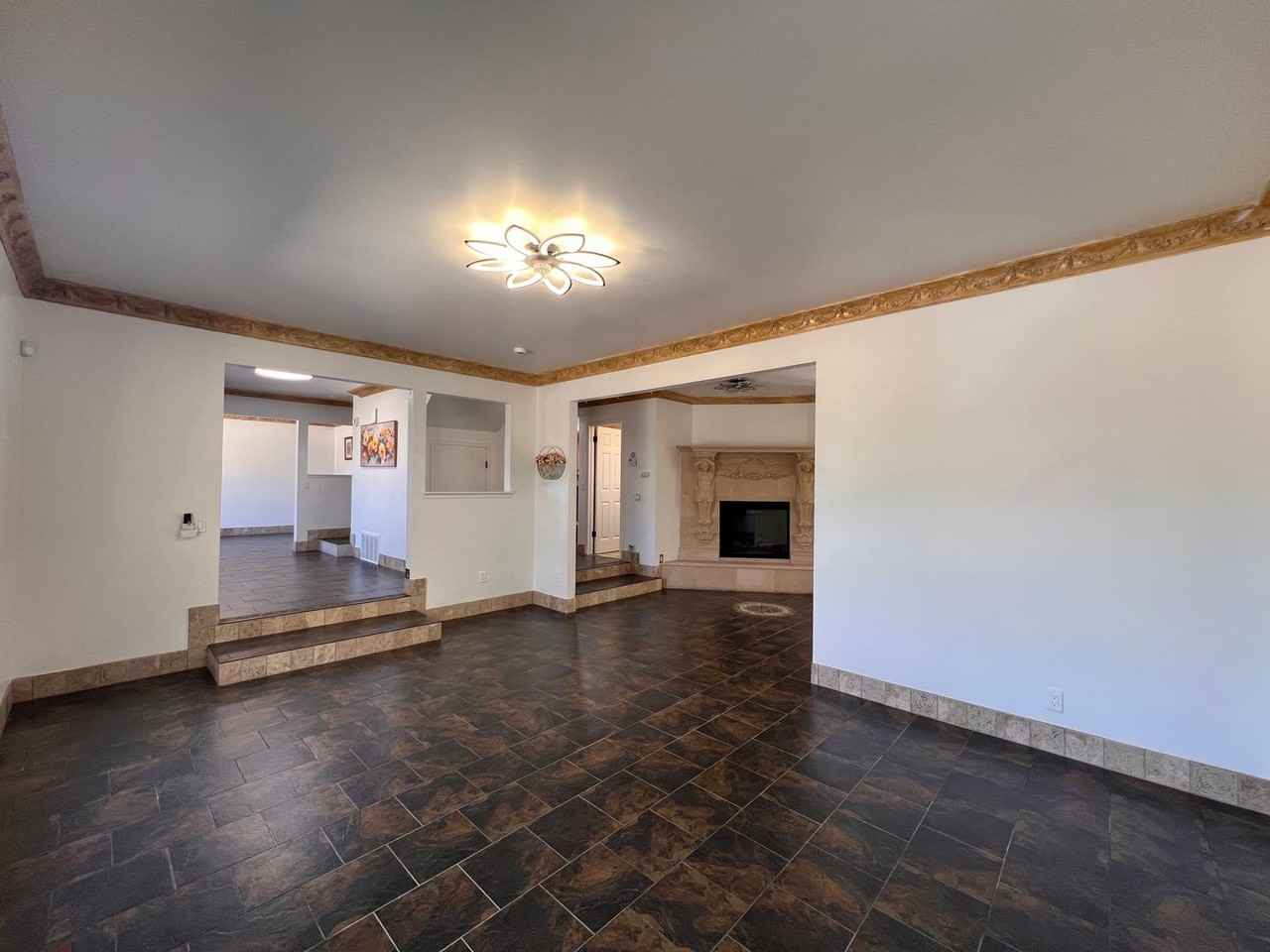 912 Yosemite Ln - Photo 7 of 44