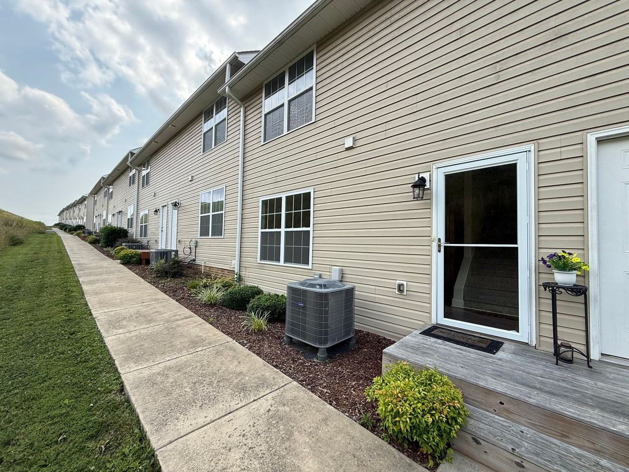 704 Grays Pointe Ct - Photo 2 of 25