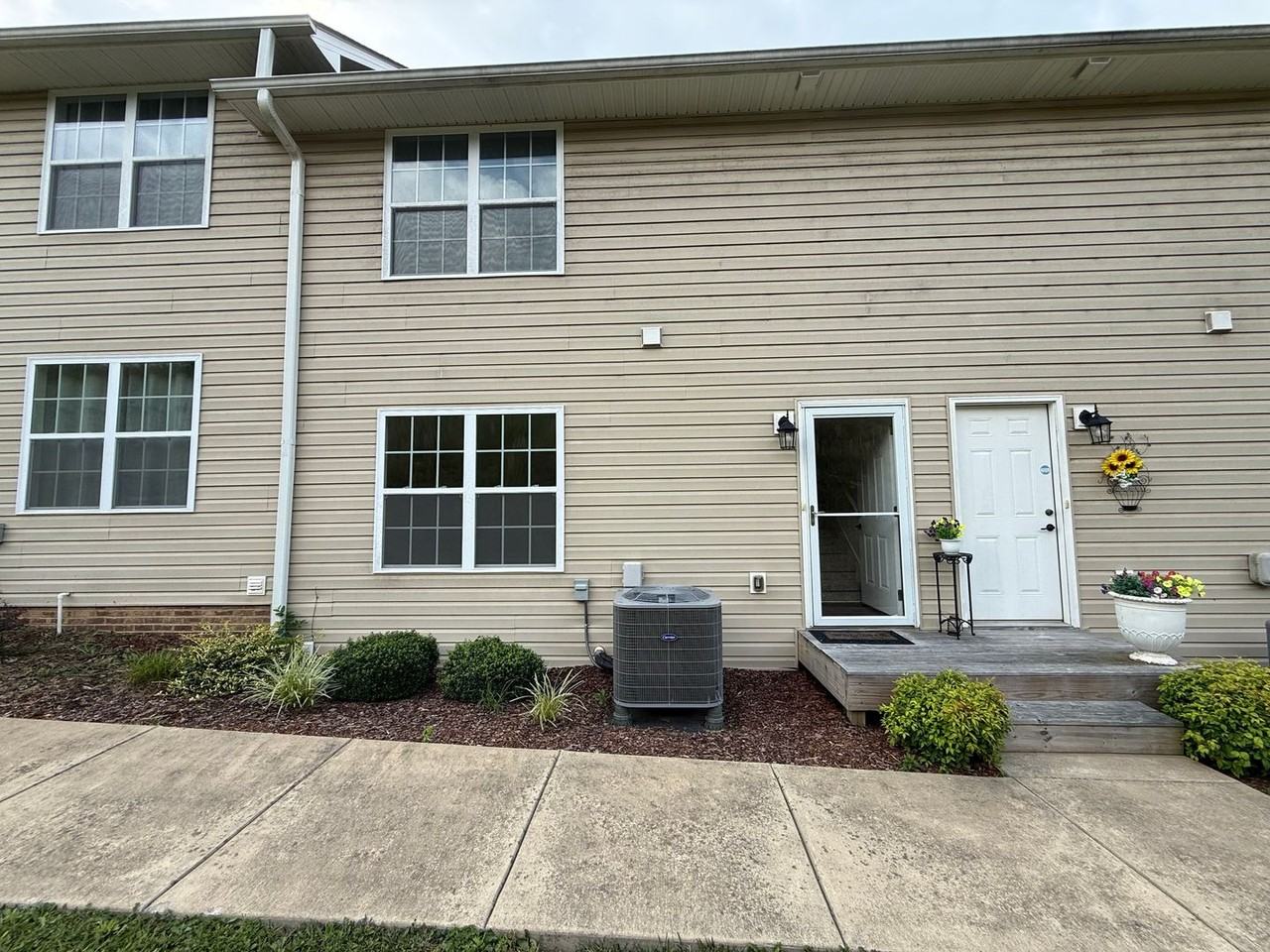 704 Grays Pointe Ct - Photo 3 of 25