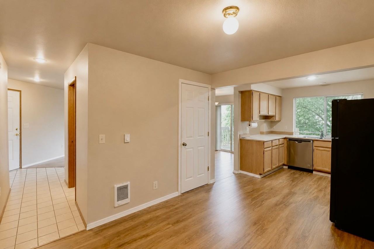 905 51st St Ne - Photo 7 of 26