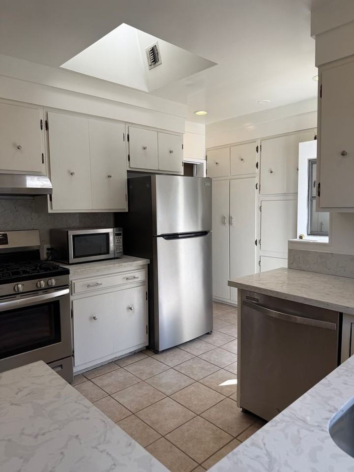 2523 S Bentley Ave - Photo 7 of 25