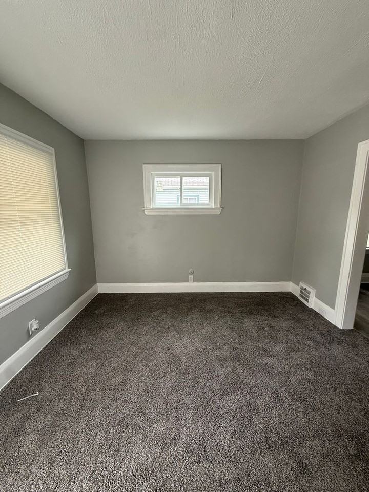15809 Raymond St - Photo 2 of 11