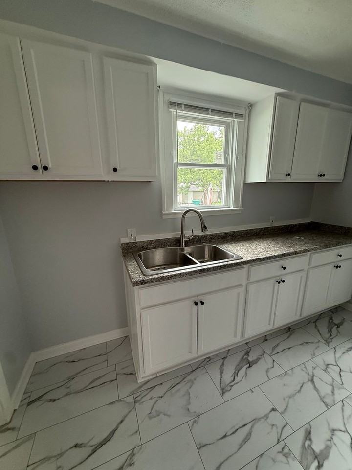 15809 Raymond St - Photo 3 of 11