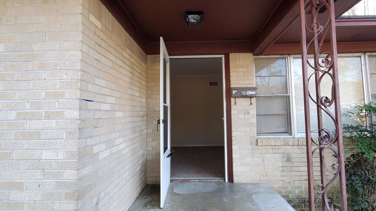 3208 Whitfield St - Photo 4 of 15