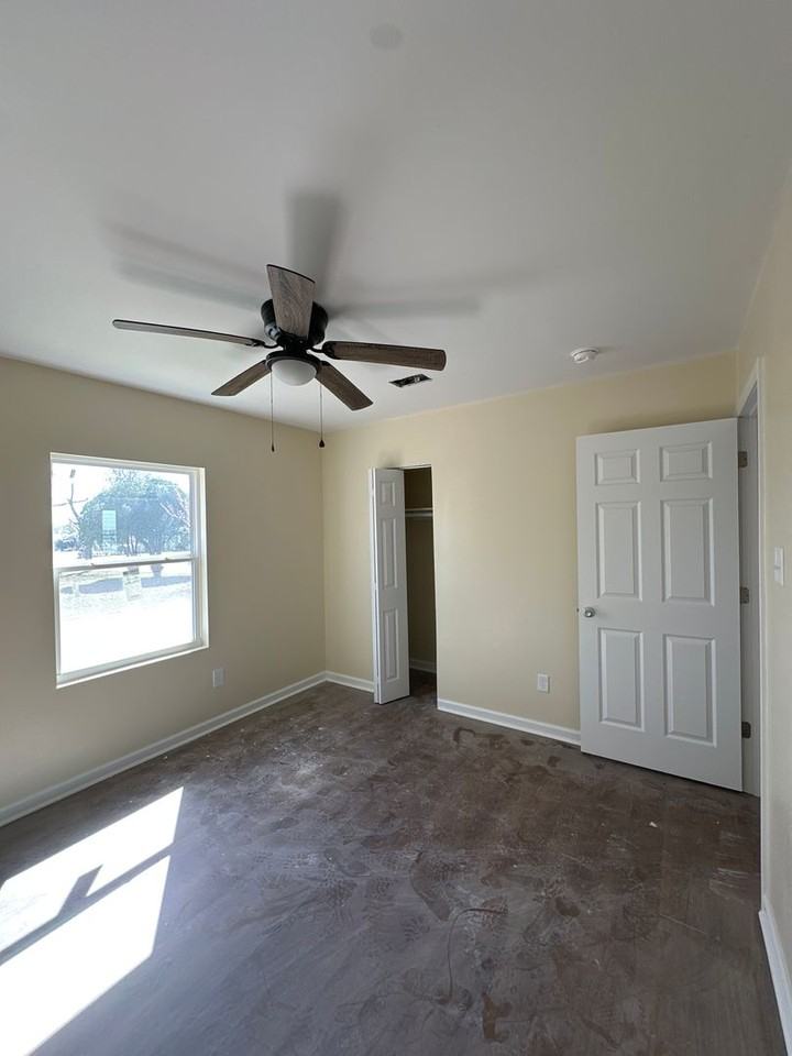 221 Warren St - Photo 4 of 7
