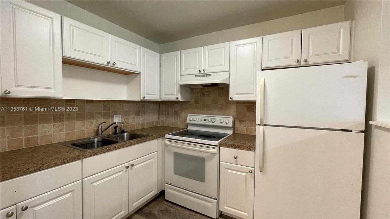 2878 Donnelly Dr #204 - Photo 3 of 8