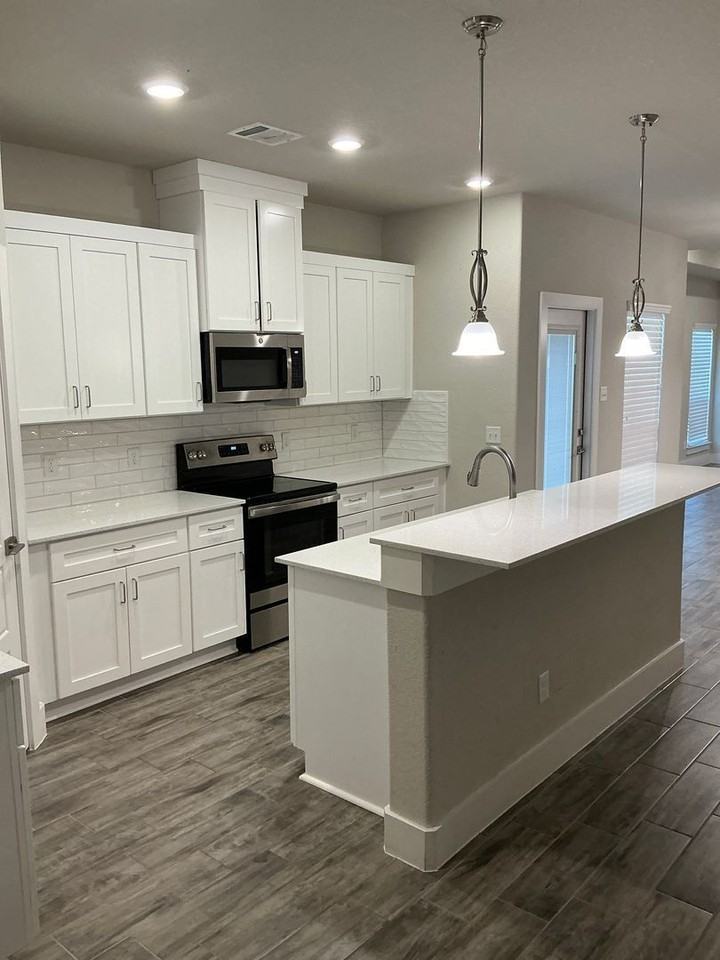 673 The Cottages Dr - Photo 5 of 9
