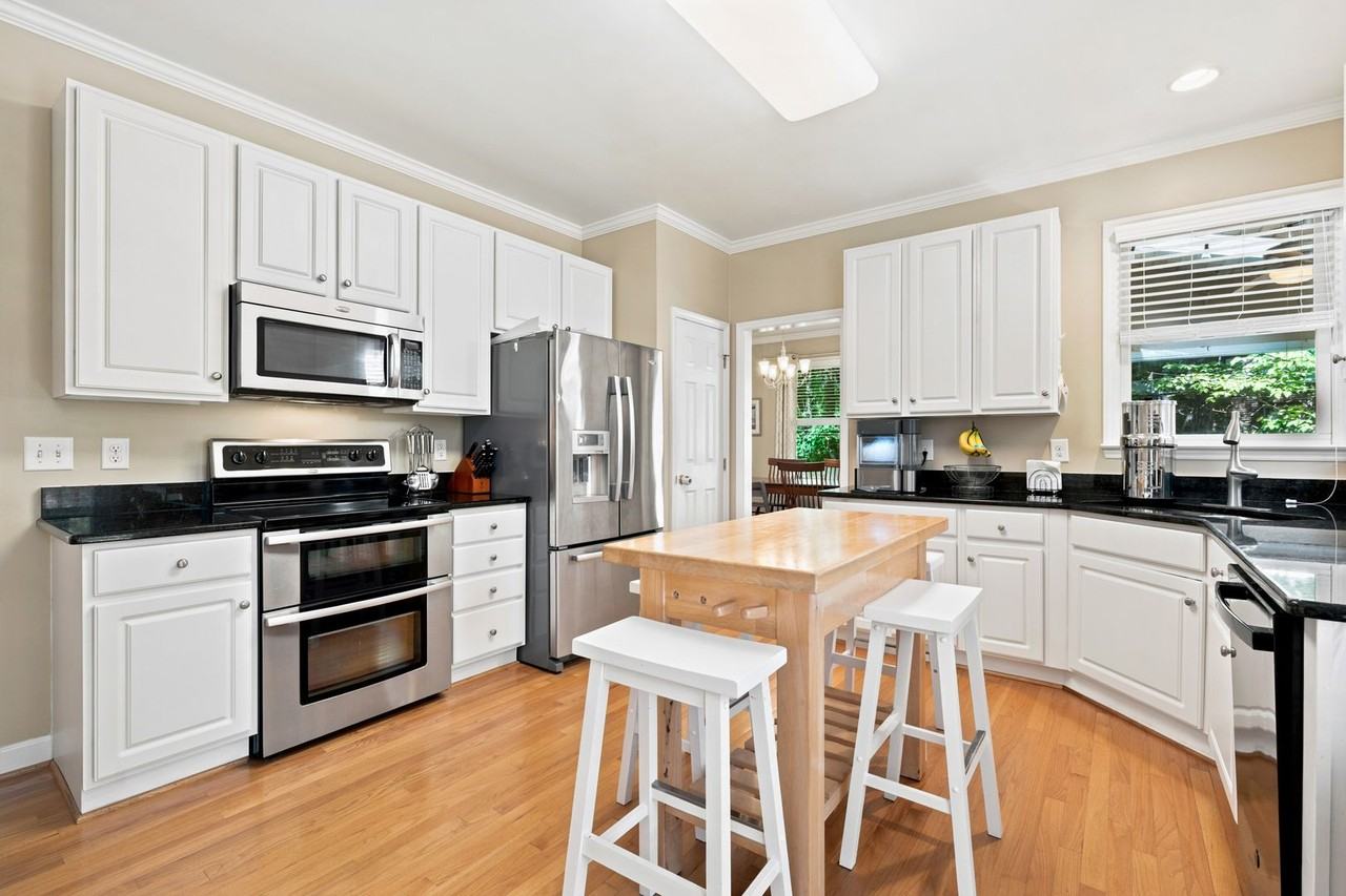 2306 Strawberry Ln - Photo 6 of 23