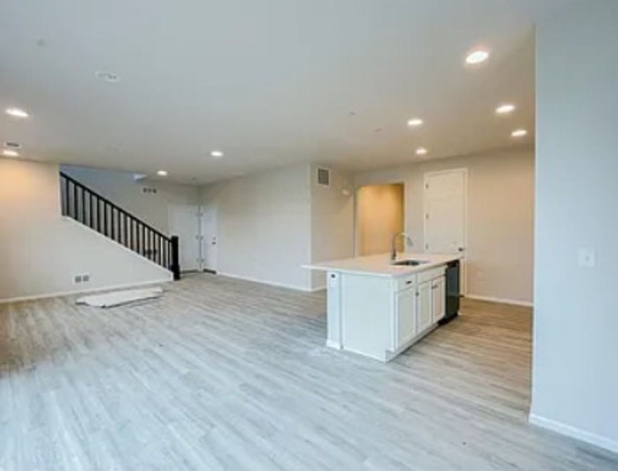 9753 Ceylon St - Photo 2 of 9