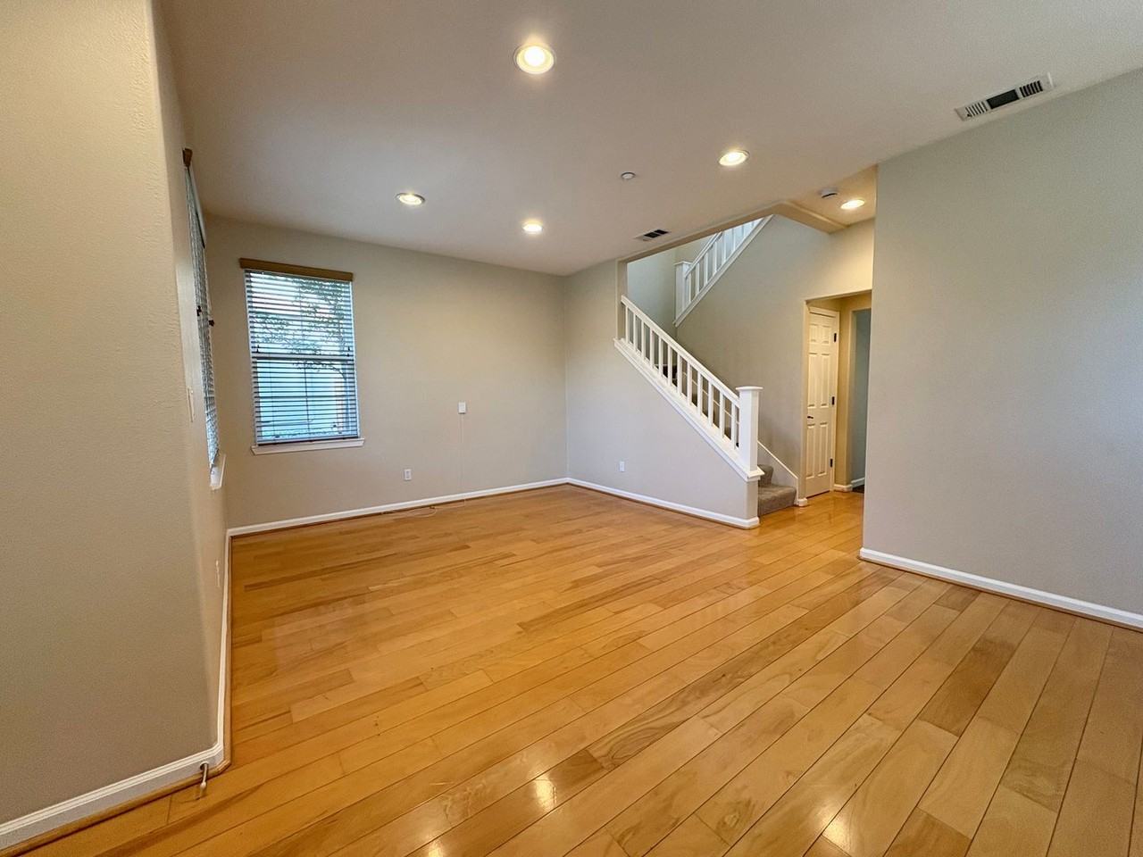 546 Almanor St - Photo 2 of 27