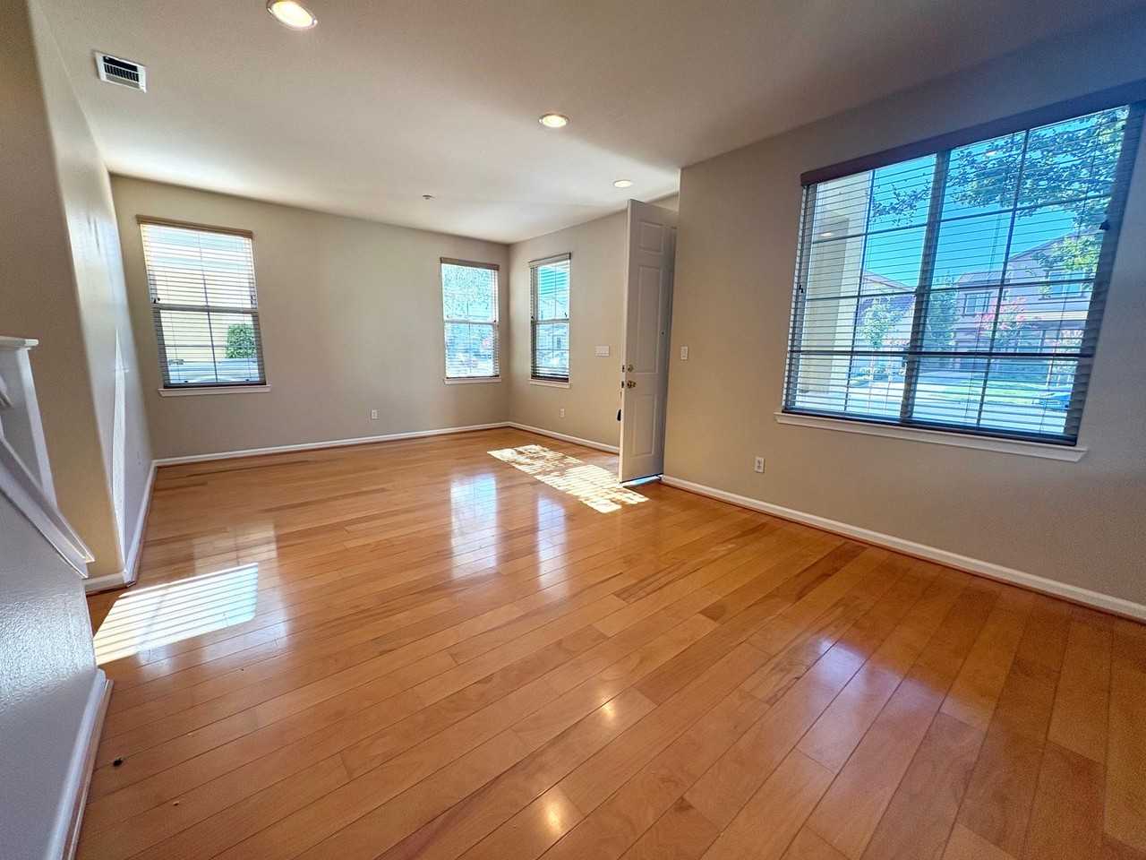 546 Almanor St - Photo 4 of 27