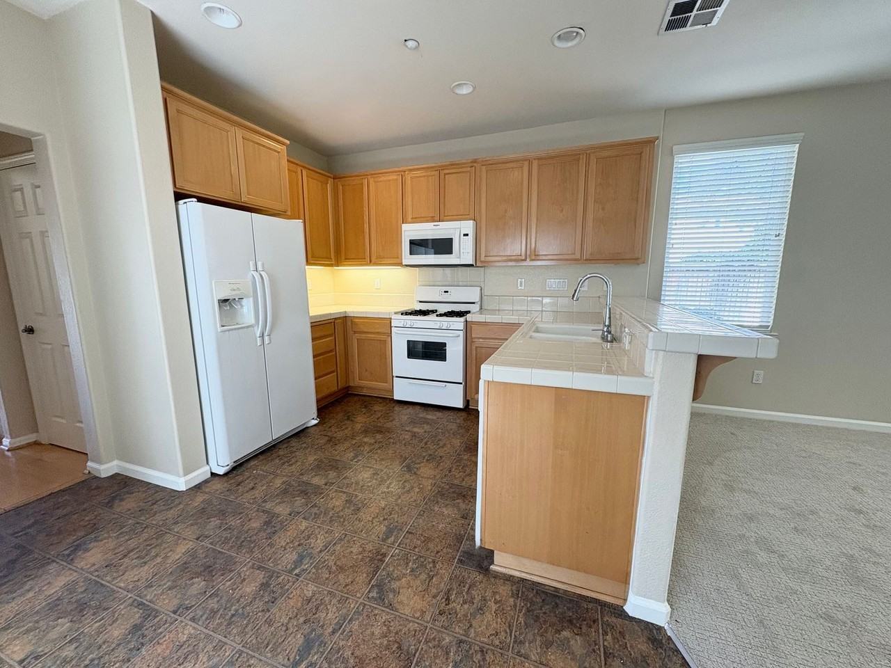 546 Almanor St - Photo 6 of 27