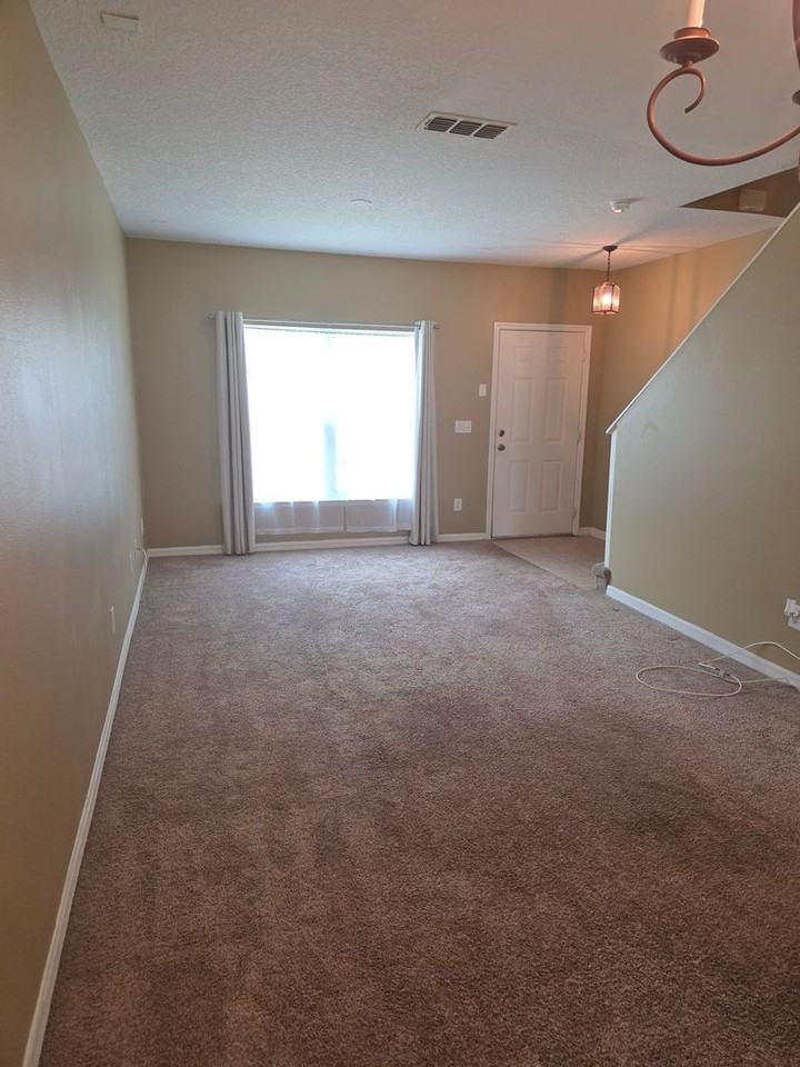 122 Wilton Cir - Photo 3 of 27