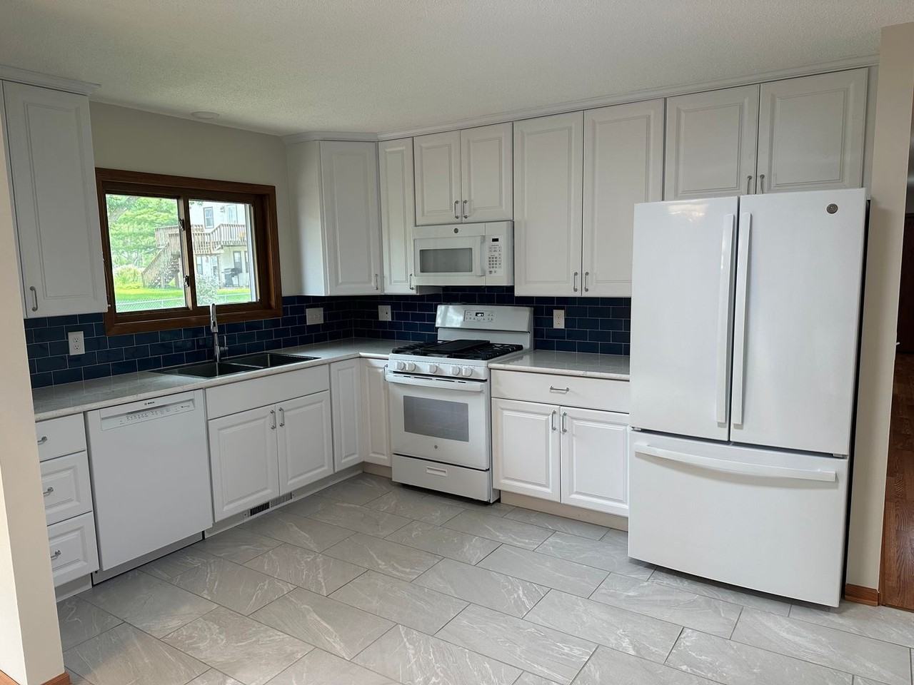 2654 Hazelwood St - Photo 5 of 31