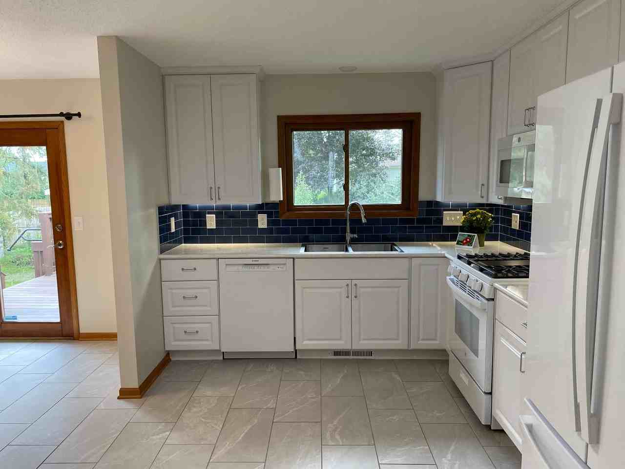 2654 Hazelwood St - Photo 6 of 31