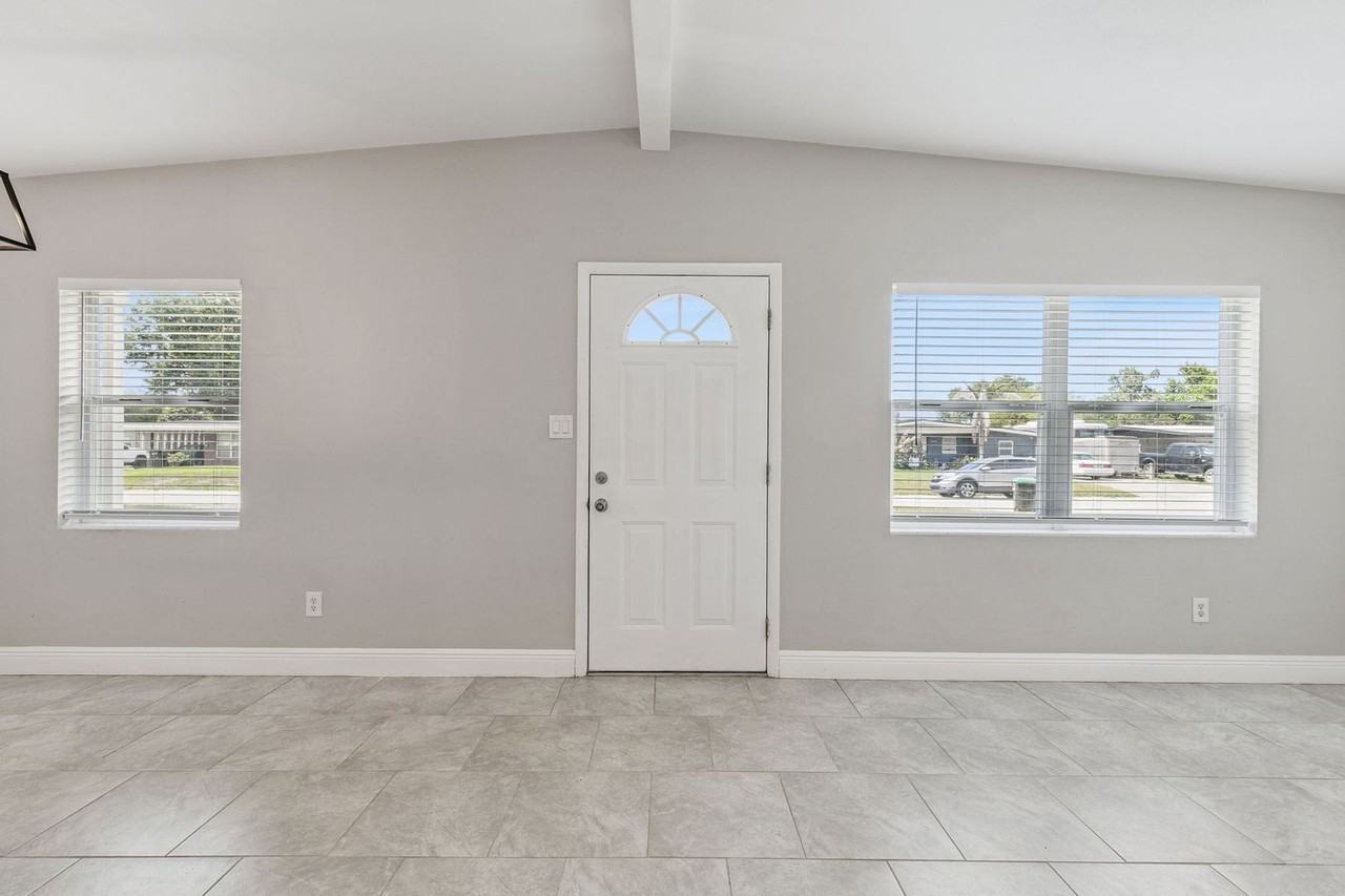 3612 Surrey Dr - Photo 3 of 26