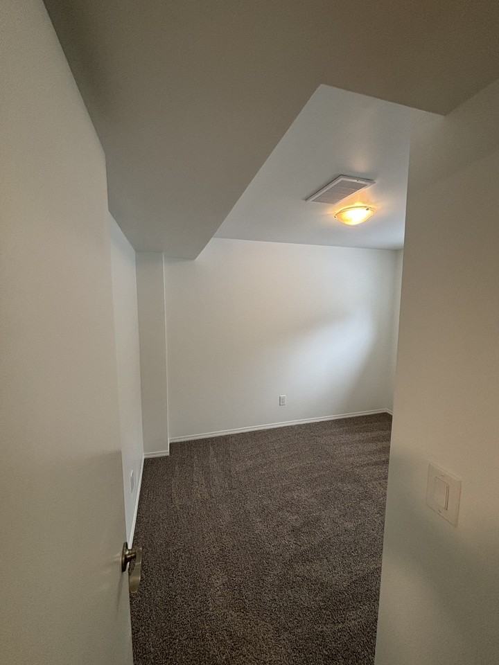 12021 55 St Nw - Photo 6 of 20