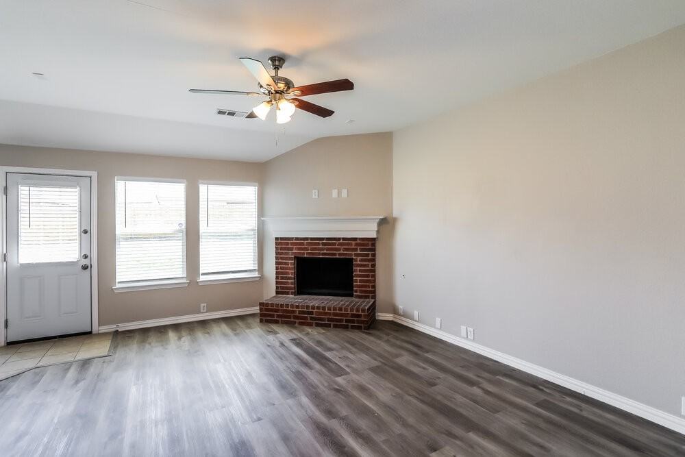 1813 Sparrow Ln - Photo 3 of 16