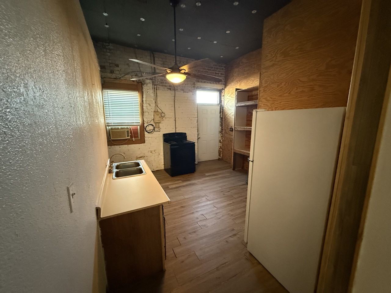 909 Van Buren St - Photo 4 of 10