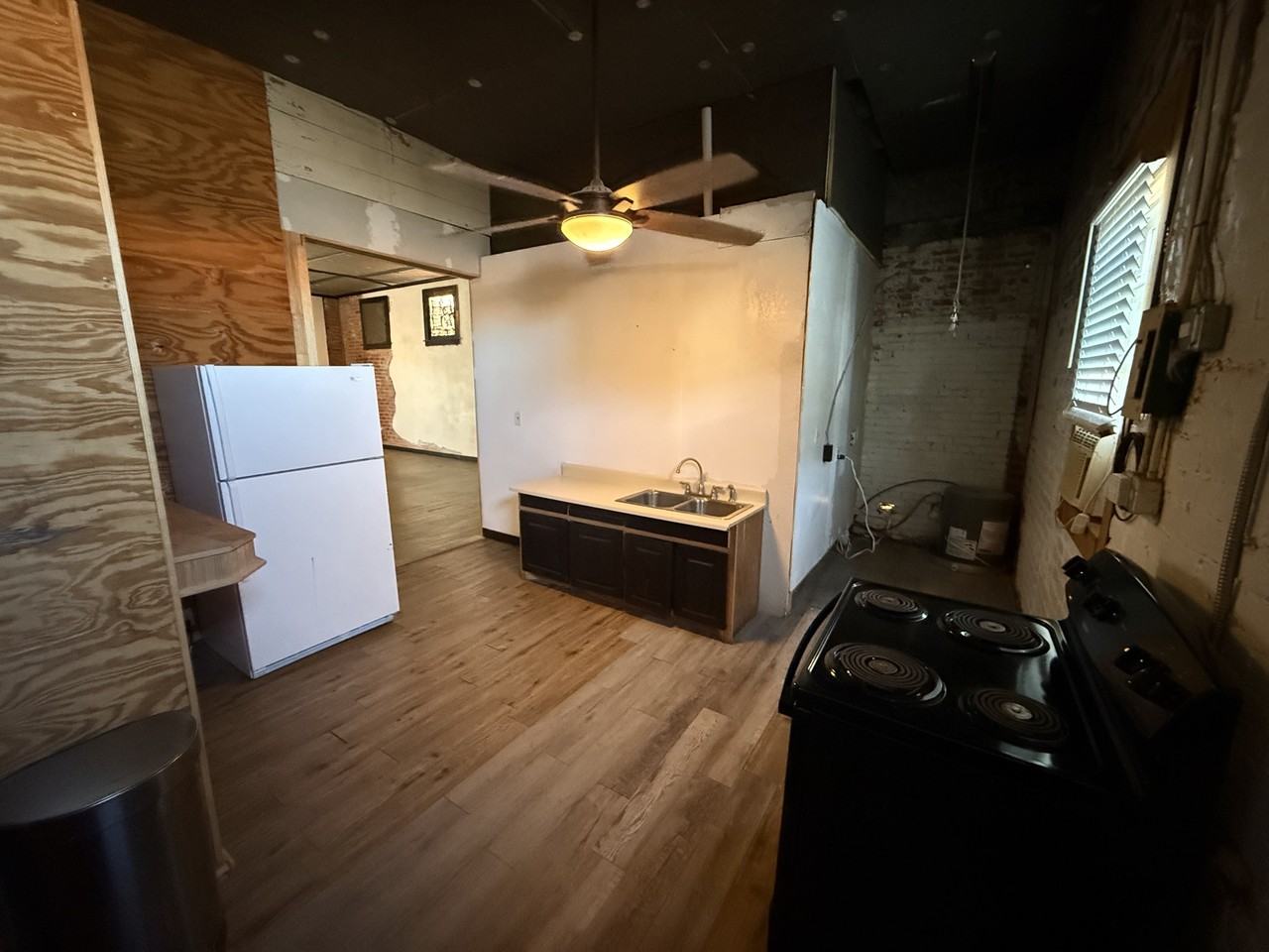 909 Van Buren St - Photo 5 of 10