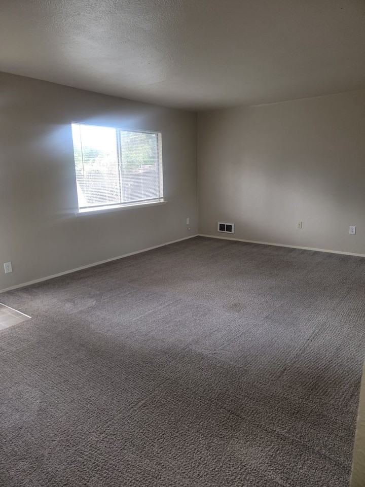 11005 Yakima Ave S - Photo 3 of 11