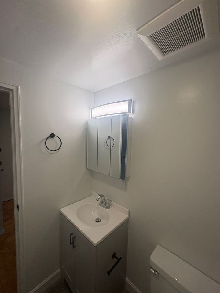 340 Newton St - Photo 5 of 7
